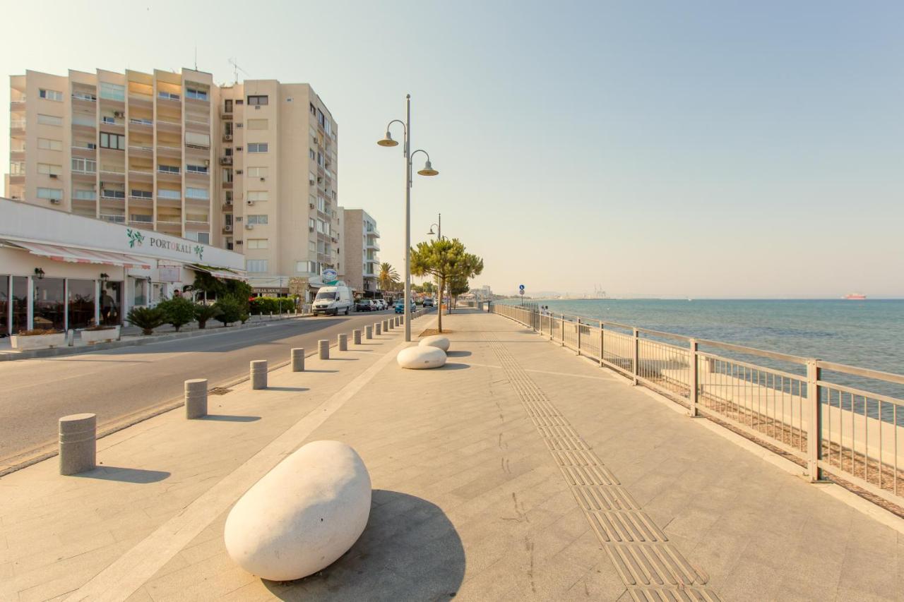 Furnished Seafront Studio Larnaca Luaran gambar
